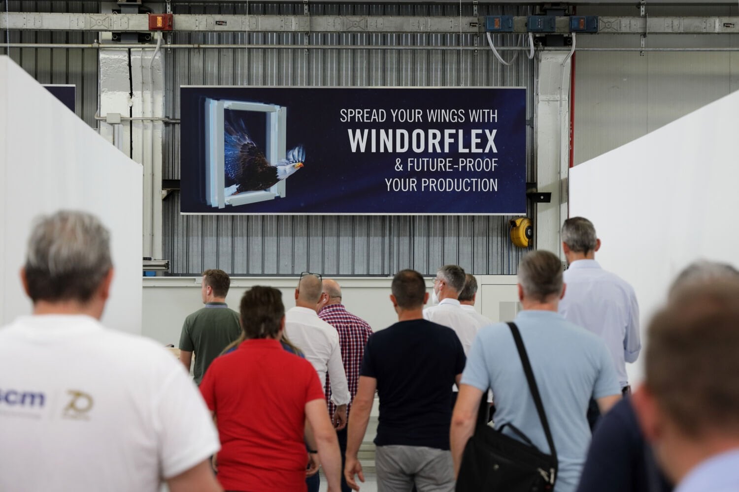 Einführung Windorflex: Ein blick durch ein offenes Fenster in die Zukunft von Türen und Fenstern