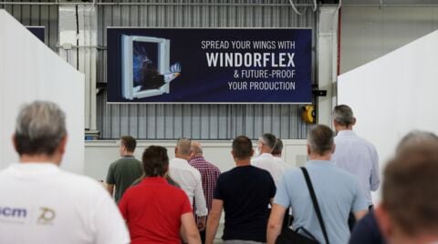 Einführung Windorflex: Ein blick durch ein offenes Fenster in die Zukunft von Türen und Fenstern