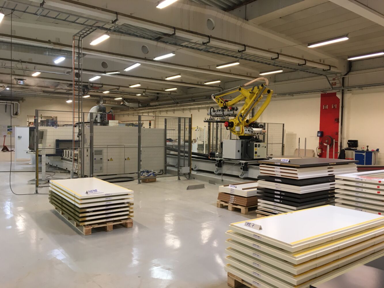 Flexible integrated cell for machining special doors