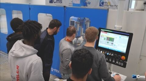 Os jovens de talento no processamento das pedras treinam com as máquinas CMS Stone Technology 