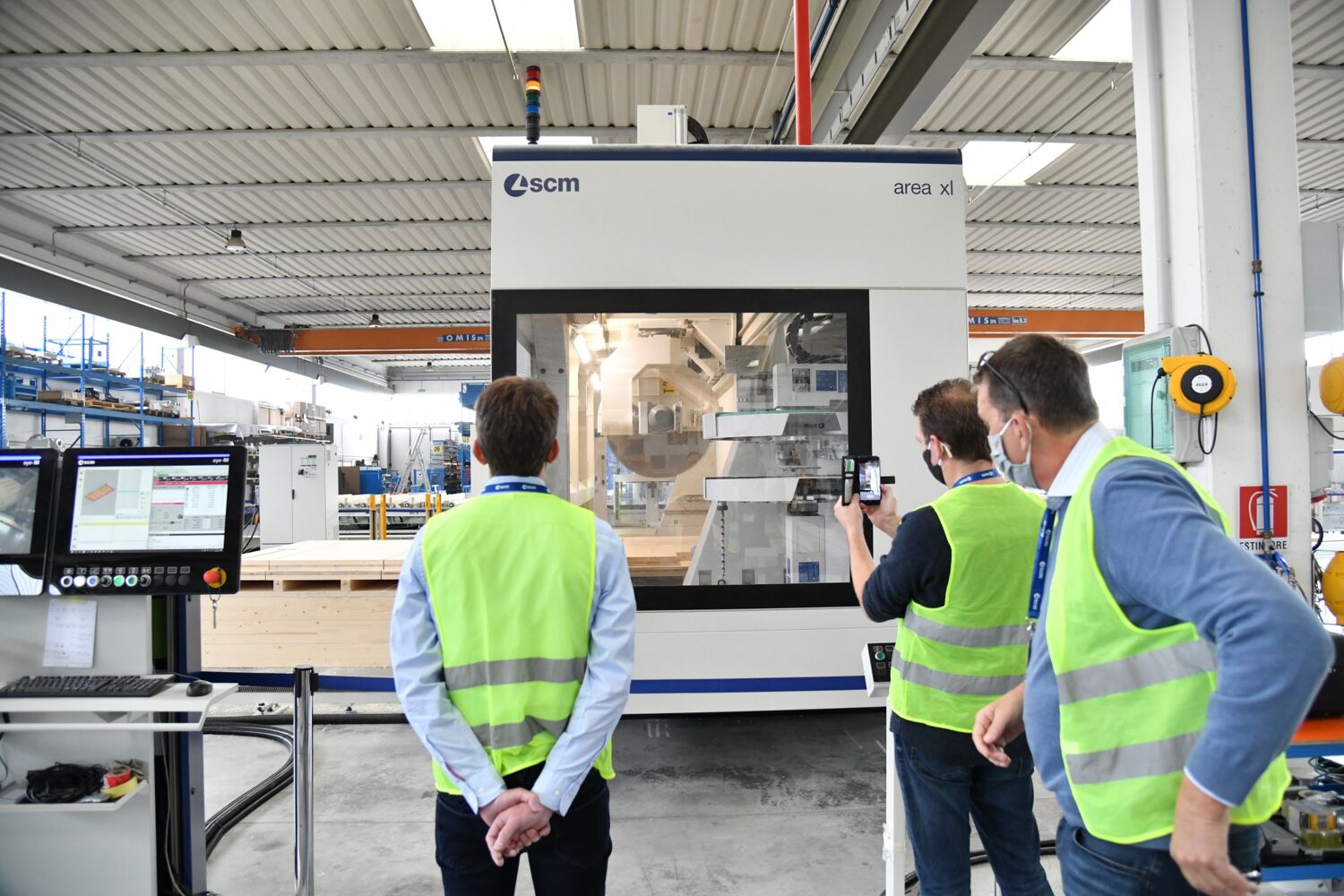 Großes Interesse an dem neuen "extra-large" cnc-Bearbeitungszentrum für die Holzbauindustrie